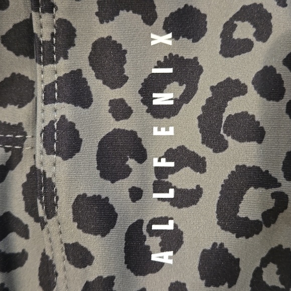 ALLFENIX Leopard Print Crop Top M - Picture 3 of 4